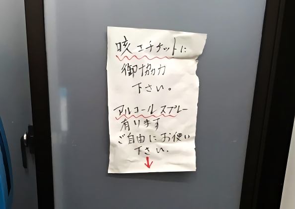 alienbob_tweet's tweet photo. “ジロリアン”ではないが、学生時代から慣れ親しんだ味で確認作業を！🧐
・キレのあるカエシを纏ったパンチの効いたスープ → 味覚異常なし
・大量に盛られた刻みニンニクの強烈な臭い → 嗅覚異常なし
『西部戦線異状なし』ではないが、「コロナ戦線異状なし」でした～🤟

#ラーメン二郎 神保町店🍜 https://t.co/5BEE5gQ3Ts