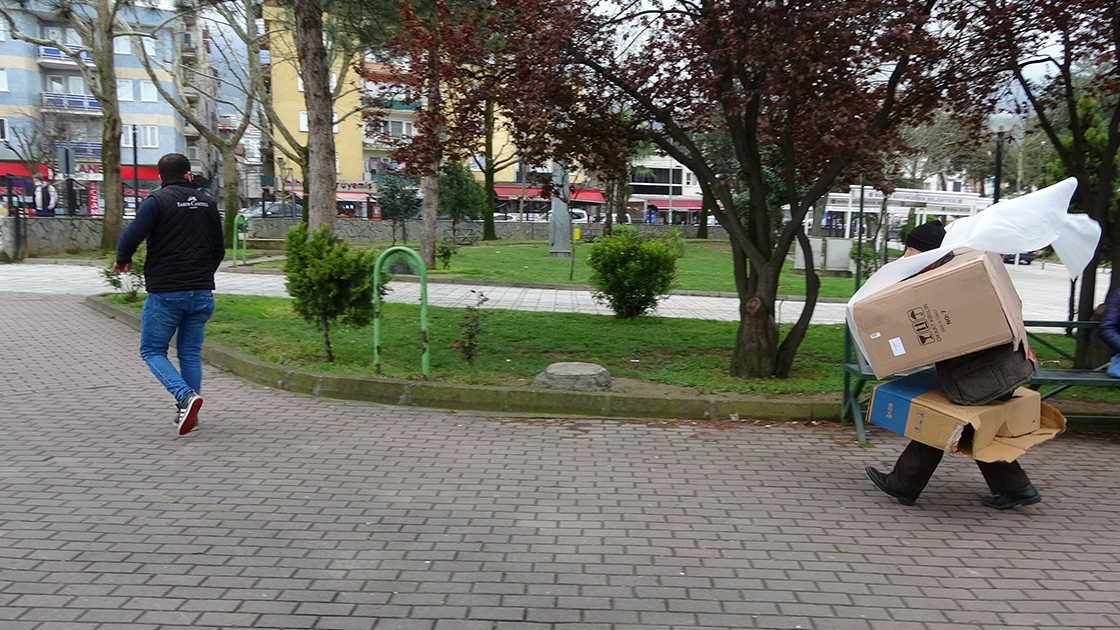 vaziyetcomtr's tweet photo. Bursalı bir tiyatrocu, vatandaşları Koronavirüs'e karşı bilinçlendirmek için farklı bir eyleme imza attı. Koronavirüs kostümü giyen tiyatrocu, sokağa çıkanların peşine düştü. Bazı vatandaşlar korkudan baygınlık geçirdi. https://t.co/T3jsKfhvMX