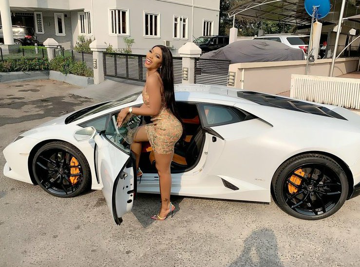 EtibadeElvis's tweet photo. The day this Picture circulated on the internet both fans and haters knew she has got a Lambo, little did we know it was a shoot for the #TakeItVideo of @rudeboypsquare feat @real_mercyeke which has become a hit.
1Million Views on YouTube in Less than a Week.
#MercyEkeMemories https://t.co/QWz3p493Rs