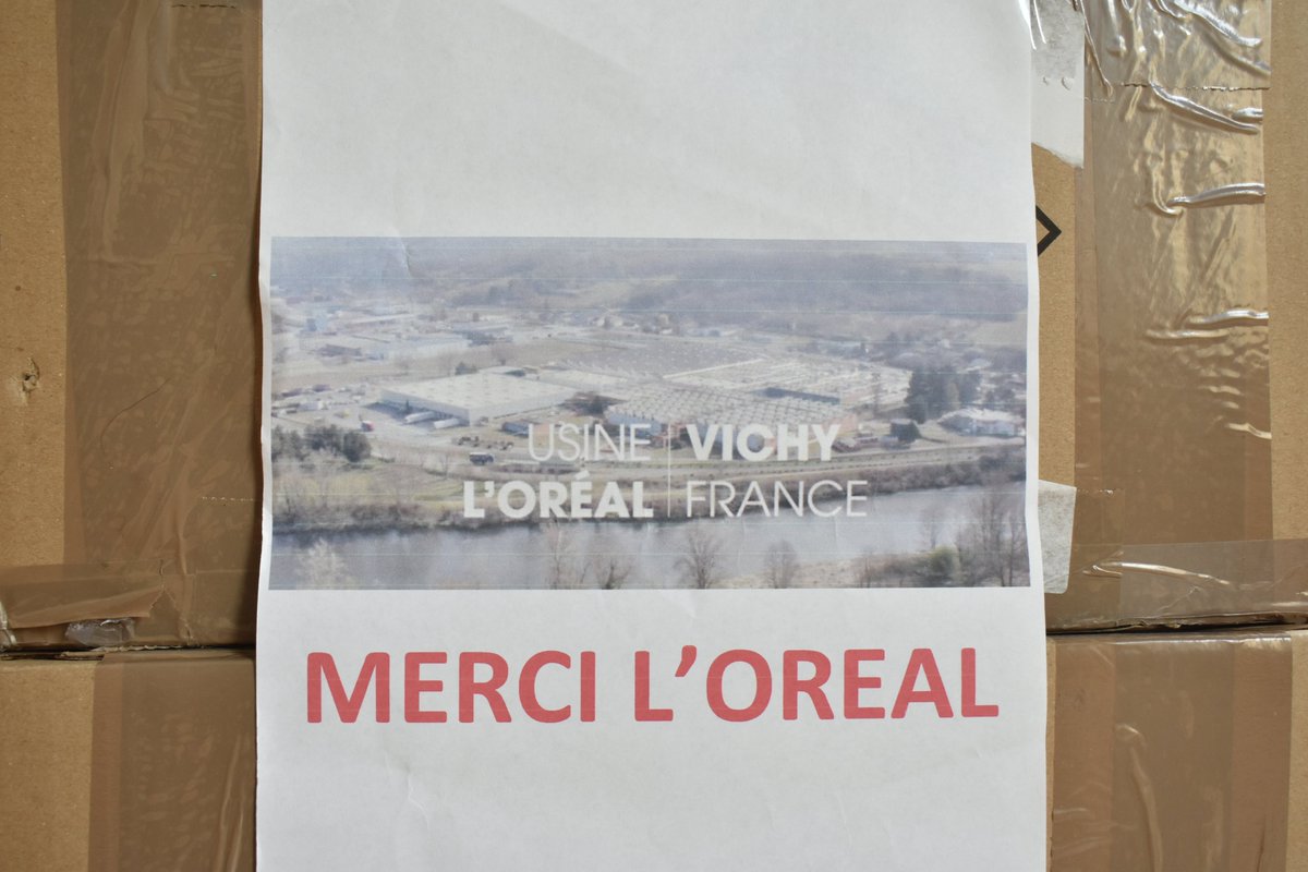 PoliceNat63's tweet photo. [#TousMobilisés] Les #policiers du #PuyDeDôme viennent de recevoir un don de flacons de gel hydroalcoolique produits par l'usine #LOréal installée à Creuzier-le-Vieux (#Vichy). 👏 #merci #BeauxGestes https://t.co/7b8LK1rRfs