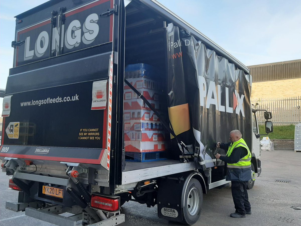 PallExUK's tweet image. #teamplx shareholder member @LongsofLeeds delivering food supplies donated to their local NHS Foundation Trust, to ensure that frontline NHS staff don't go hungry during their shifts. #lovelogistics