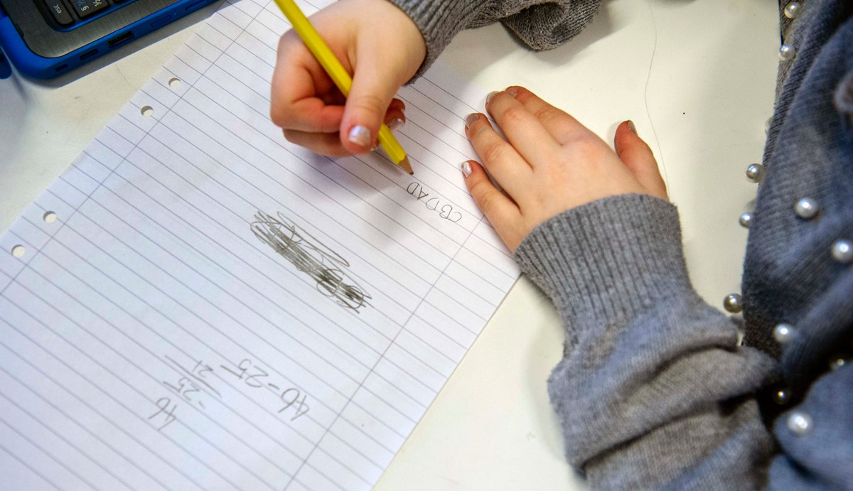 malmouni's tweet photo. Hjälp oss samla Coronaberättelser från skolan! Våra forskare vill få in berättelser från lärare, rektorer mfl för att dokumentera #coronakrisen´s konsekvenser för svensk skola. Jobbar du i skolan o vill bidra? Klicka här https://t.co/79kiQpUuJJ 
#skola #utbpol #coronasverige 👇👇 https://t.co/WUEsx0prpm