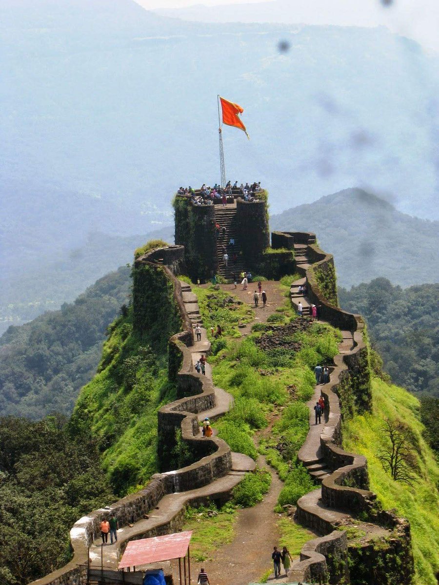 Next day left to Satara, has had a pivotal influence on the history of the Maratha Empire. The  #plateau and its surroundings brace the palatial  #Forts in Satara. The forts are symbolic of the successes of Shivaji Maharaja’s descendants and Bhosle Clan’s supremacy. U will love it