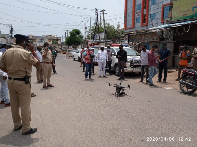 MalkajgiriCop's tweet photo. #Rachakondapolice
On 06.04.2020 @Malkajgirips along with #IT_Cell_Rachakonda team conducted #Awareness_Programme regarding #coronavirus and Survey through #Drone_Camera in Moulali.
#Covid19 #lockdown #StayHomeStaySafeSavelives #TelanganaFightsCorona
@TelanganaDGP @Cyient https://t.co/ZGJzM73dv9
