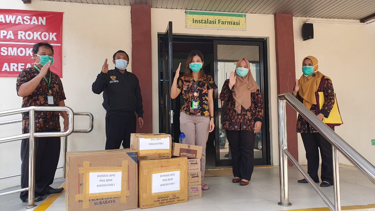 BPIPRI's tweet photo. Alhamdullilah, siang ini para PNS angkatan 1 tlh salurkan bantuan APD &amp; susu kemasan utk petugas medis yg sdg berjuang melawan corona di RS Jiwa Grogol &amp; penyaluran kedua melalui DPD PPNI Jaktim yg akan salurkan ke puskesmas2 di Jakarta. https://t.co/Zq2R0BCTAo
