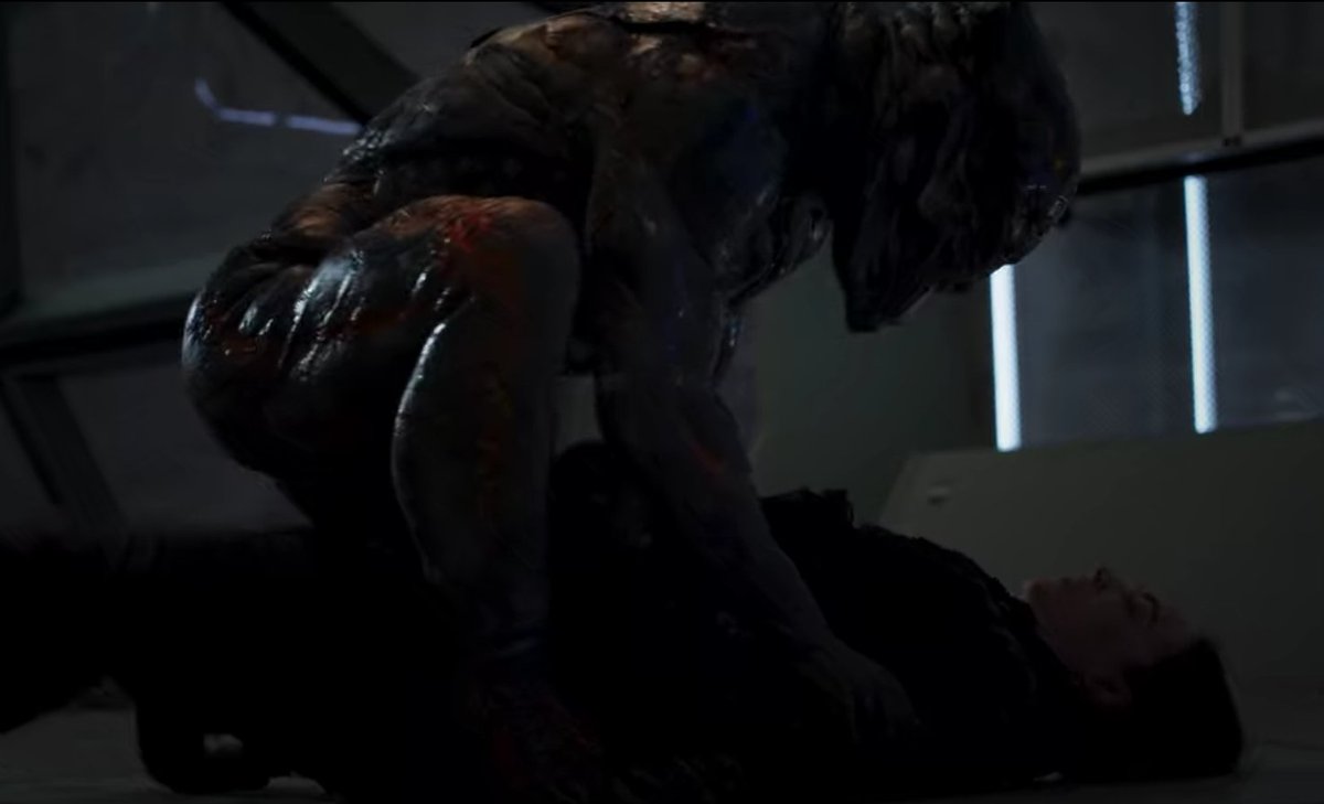 넷플릭스의 둠 : 파멸의 게이트 소감.전형적인 미국의 비디오 영화.악마가 CG가 아닌사람이 분장하는 방식으로 나와서 엄청나게 날티난다..ترجمة...