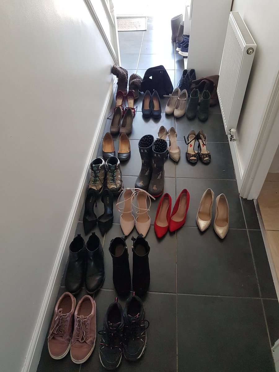 bye bye winter shoes! Before I store them here's my #naturalcleaning tipp: Half an onion and rub it on stains from water, snow and mud before you dry them with a soft towel. 
#shoecleaning #myshoes #shoeholic #vegancleaning #cleaningtips