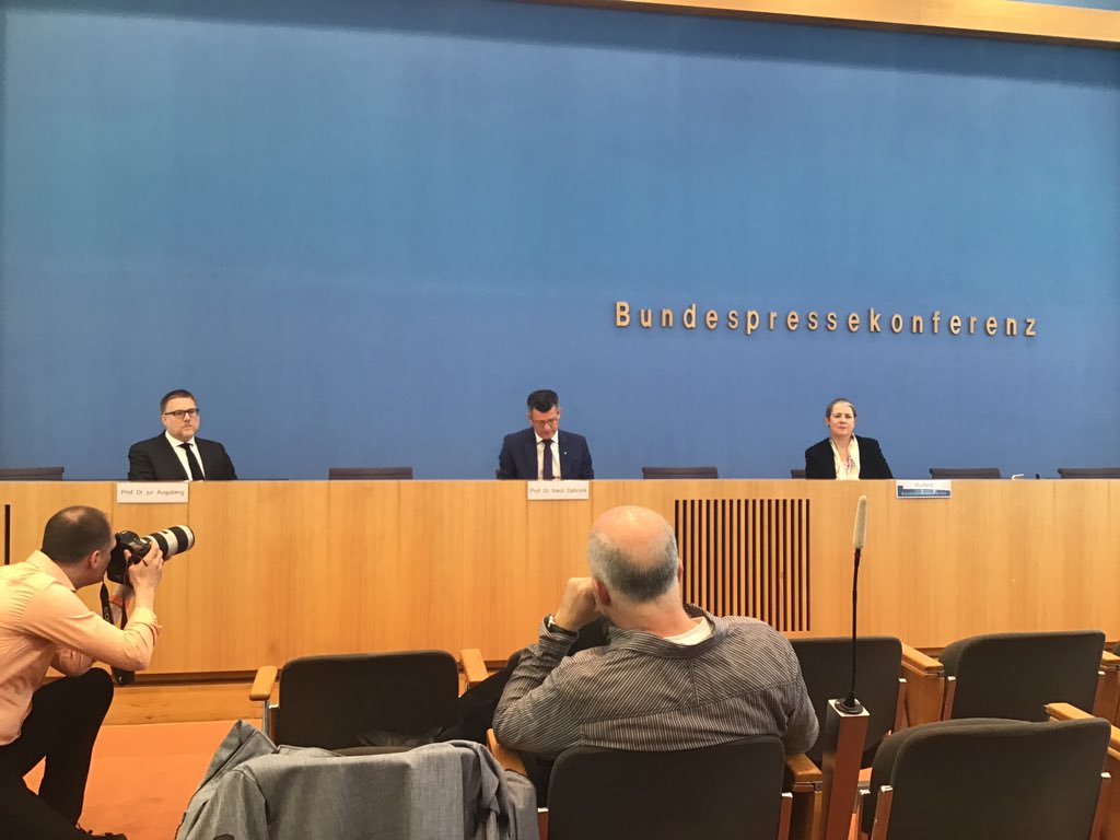 Angela Wefers eröffnet die #Bundespressekonferenz. Peter Dabrock (<a href="/just_ethics/">Peter Dabrock</a>) und Steffen Augsberg vom Deutschen Ethikrat beziehen Stellung zur #Triage-Debatte und zu den Lockerungen der derzeitigen Freiheitsbeschränkungen. #COVID19de