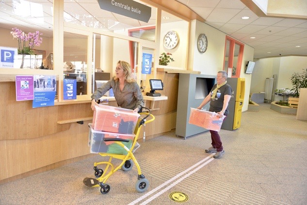 Een geschenkje van ons voor alle TOPPERS <a href="/IsalaZiekenhuis/">Isala</a>! Aan het ziekenhuis in Zwolle hebben wij honderden nieuwe hardloopshirts van voorgaande edities gedoneerd! #zhm20 #Heblief #StaySafe #TakeCare