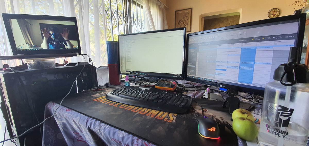 NickvdSchyff's tweet photo. @bbdsoftware @SearleTarin @oscarwhiskylima @rorypreddy BOOM! Some triple monitor action here.
#wfhsetup #challenge #justBBDthings
So @SoniaCocopops @f_vn @meDieterLehmann , show us what you have. https://t.co/CNkVYwsr0t