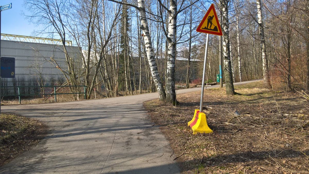 Laaduntarkkail1's tweet image. Hei @raidejokeri näiden liikennemerkkien asentaminen ei edelleenkään vastaa säädöstä, katso edellä. Paikat on Itäkeskuksesta kohti Roihupeltoa. Voisitteko korjauttaa, jospa urakoitsijan #Ramudden väki pikku hiljaa oppisi.