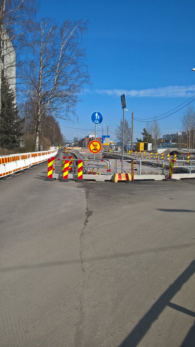 Laaduntarkkail1's tweet image. Hei @raidejokeri näiden liikennemerkkien asentaminen ei edelleenkään vastaa säädöstä, katso edellä. Paikat on Itäkeskuksesta kohti Roihupeltoa. Voisitteko korjauttaa, jospa urakoitsijan #Ramudden väki pikku hiljaa oppisi.