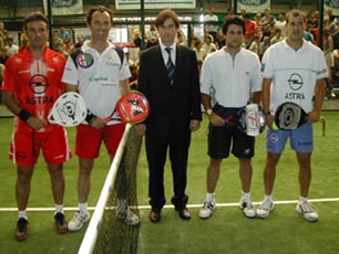 FNPadel's tweet photo. #MomentazosFNP 1️⃣3️⃣
Pamplona, 2004. #CEAbsFEP
NAVARRA acogió el XX CTO. DE ESPAÑA ABSOLUTO en el @Tenis_pamplona.
🏆Triunfos para J.M Díaz - R. Arias y C. Navarro - A. Salazar.
Pablo Semprún, subcampeón con W. Lahoz, disputó su último torneo como profesional.
¡Grandes recuerdos! https://t.co/W4lAL71RE4