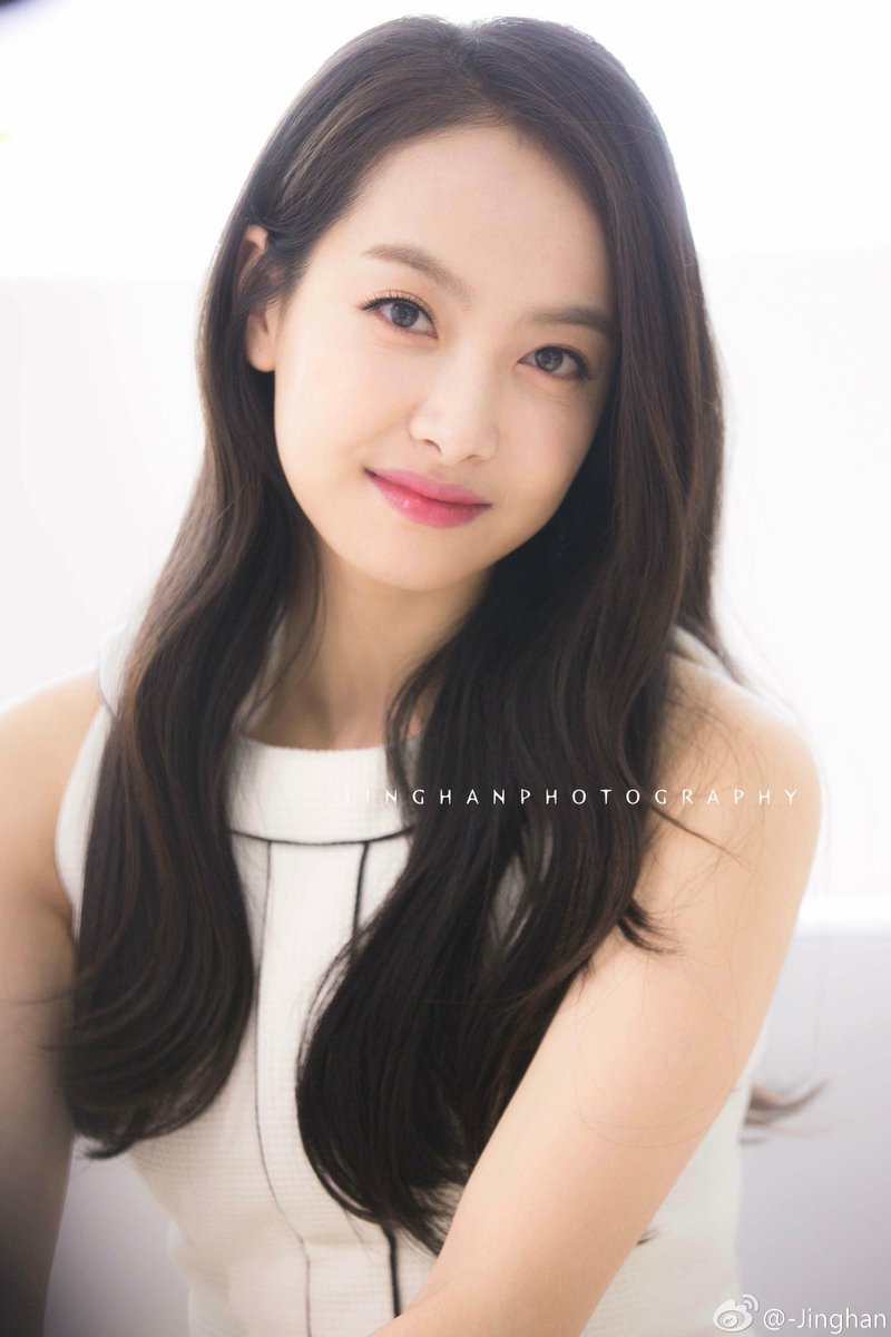 24. Victoria [ f(x) ] - Leader, Main Dancer, Visual, Lead Rapper