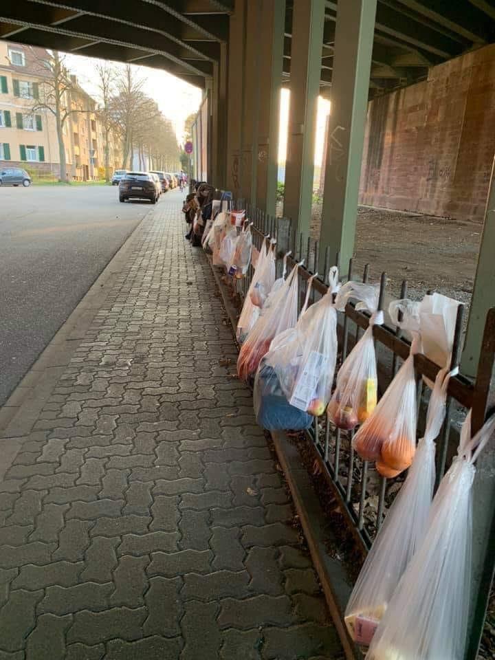 gdalmiathinks's tweet image. Somewhere in Germany... bags of food are hung... for the poor, needy and hungry... No public display, no video, no drama, no camera.. ... Just pure love and goodwill... 👍👏🙏