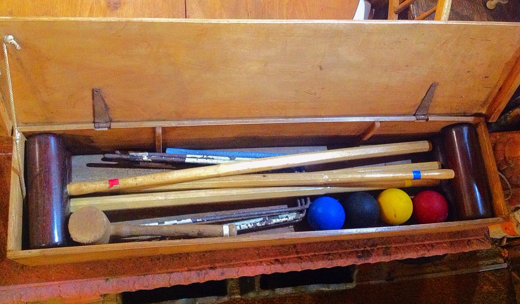 eversleybarn's tweet photo. #antiquefurniture #paintedfurniture #leatherchair #buttonbackchair #strattoncompact #vintagecompact #vintagecroquetset #croquet #judismithantiques at #eversleybarnantiques https://t.co/Tu9ZUsQLKA https://t.co/6VbYJsw4Se