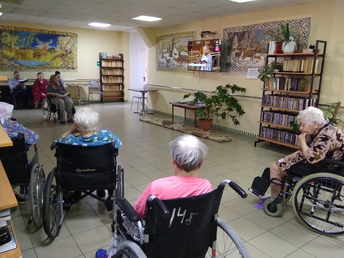 В светлый праздник Благовещения,с соблюдением дистанции, группа из отделения Милосердия посмотрела трансляцию богослужения