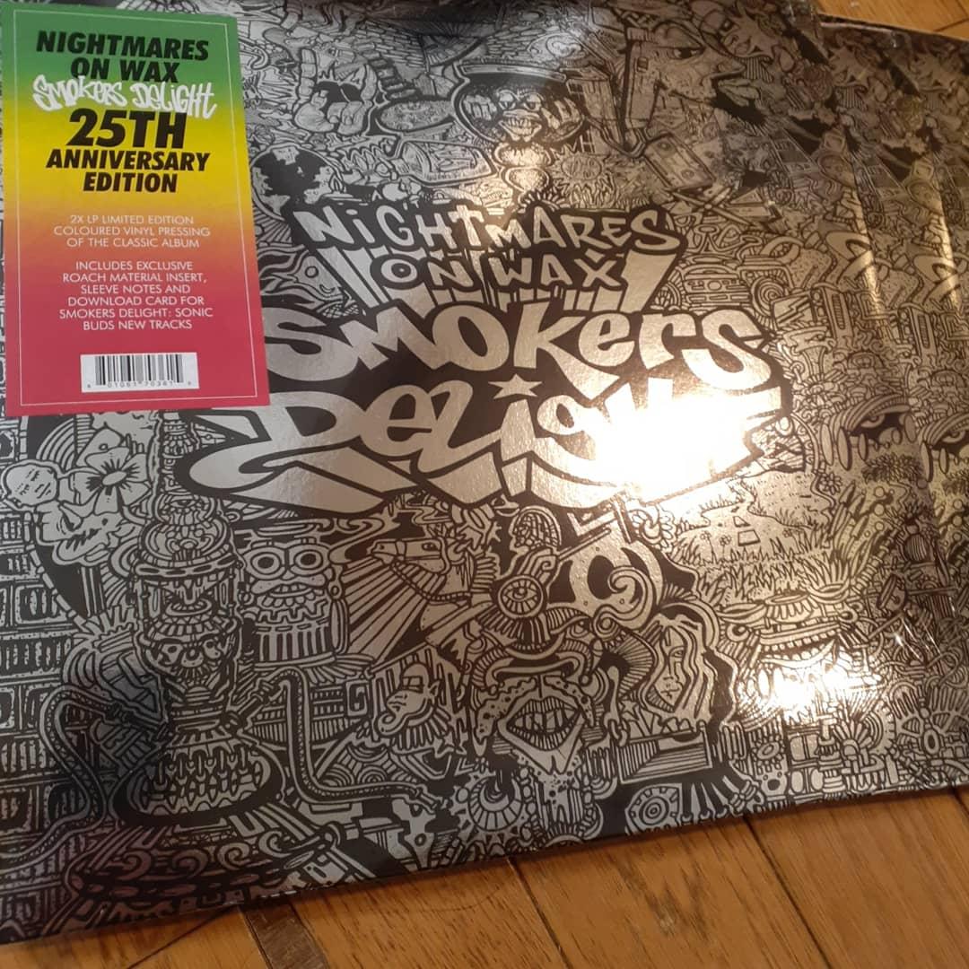 DJ_TUTTLE's tweet photo. はい👍明日の行商マージナルはヘッズ、ダウンビート史上、屈指の大名盤！@nightmaresonwax 2ndアルバム"smokers delight"　25周年限定盤を筆頭にデッドストック、中古持って行きます👍銀ジャケ、レッドビニール仕様に今回、新曲2曲のダウンロードコード付き。
#marginalrecords https://t.co/wjZwLiP394
