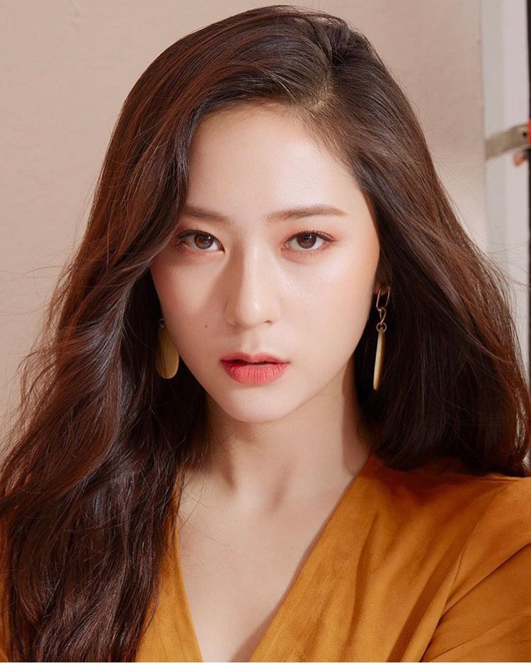 28. Krystal [ f(x) ] - Visual, Lead Vocalist, Maknae