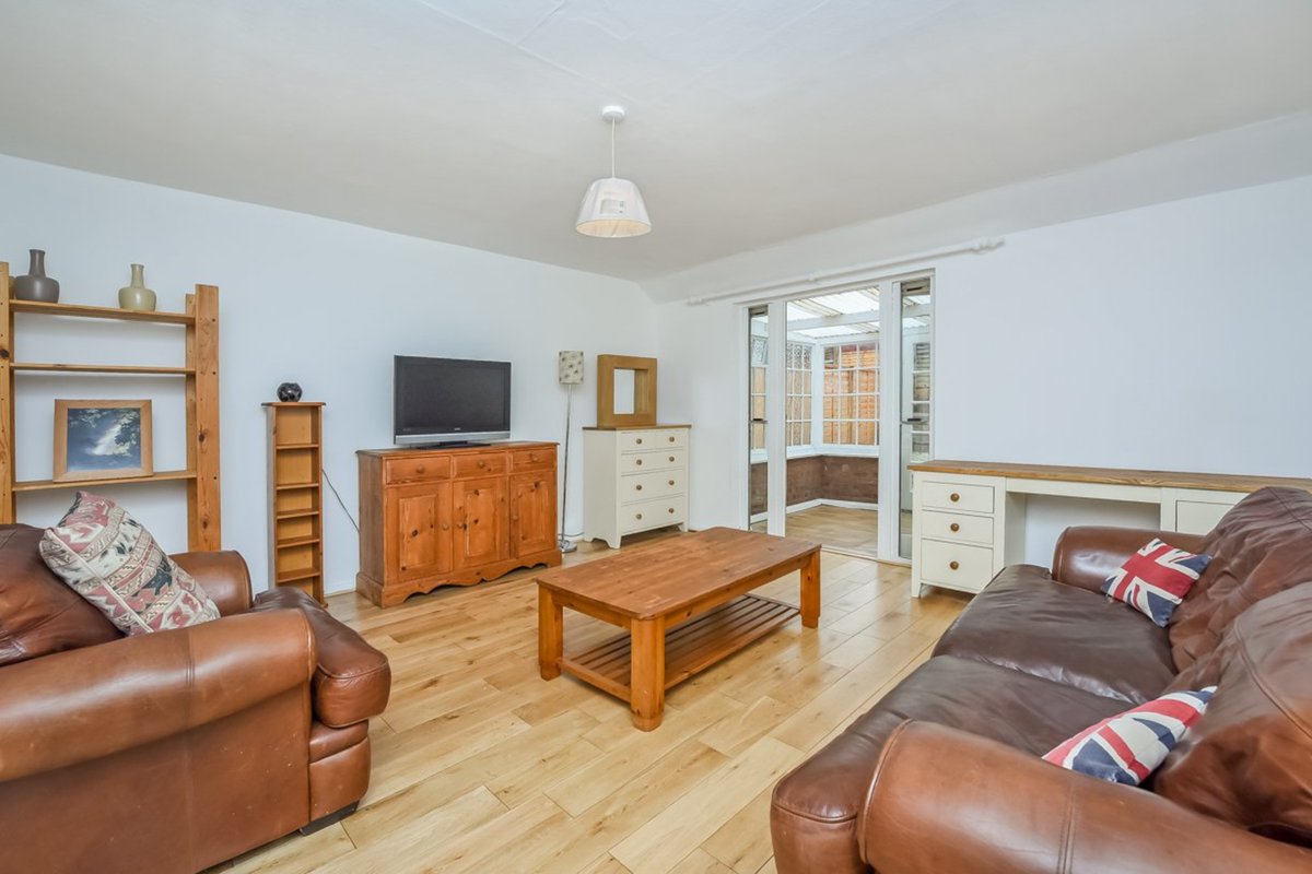 lt_worcester's tweet photo. To Let - Virtual Viewing Available. 2 Bed, 2 Bath Terrace house inc. Office/Study with  Garden &amp; allocated parking space. Nunhead &amp; Queen Road Peckham Station nearby.  to access a virtual viewing visit https://t.co/KH4klNIu6h and click 360 tour.
#ForSale #London #Property #SE15 https://t.co/7Fj4tzlSXn