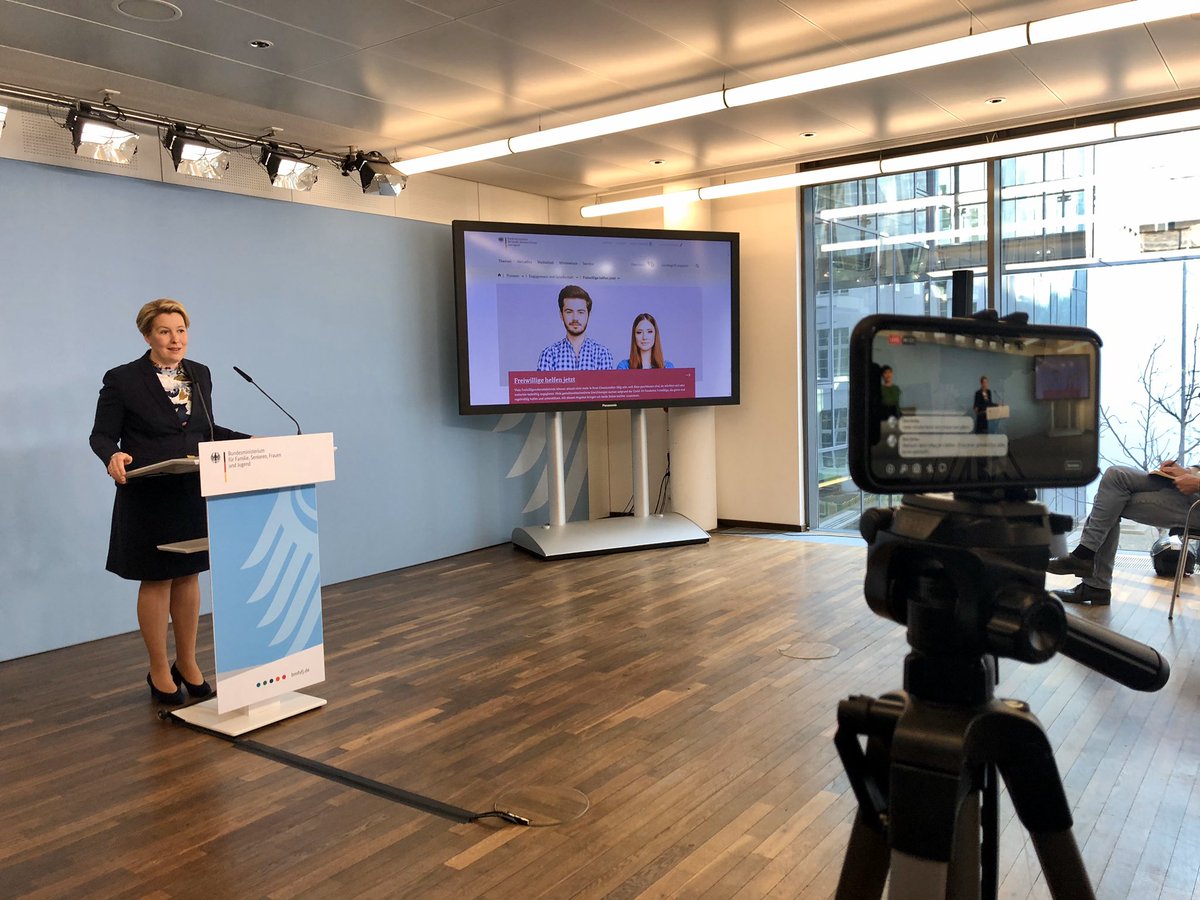 Bundesfamilienministerin Franziska #Giffey hat heute unser neues Online-Portal freiwillige-helfen-jetzt.de vorgestellt, das Freiwilligendienstleistende an gemeinnützige Einrichtungen vermittelt. Hier die ganze Pressekonferenz: facebook.com/bmfsfj/videos/…