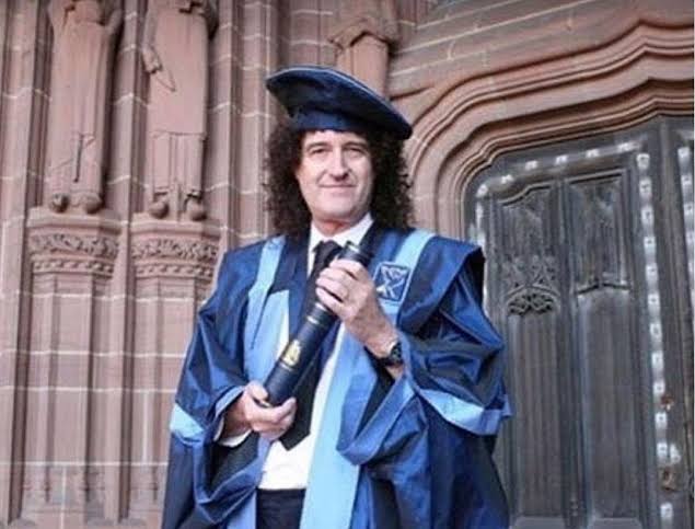 74. Brian May, sang gitaris Queen, memegang gelar doktor di bidang astrofisika.