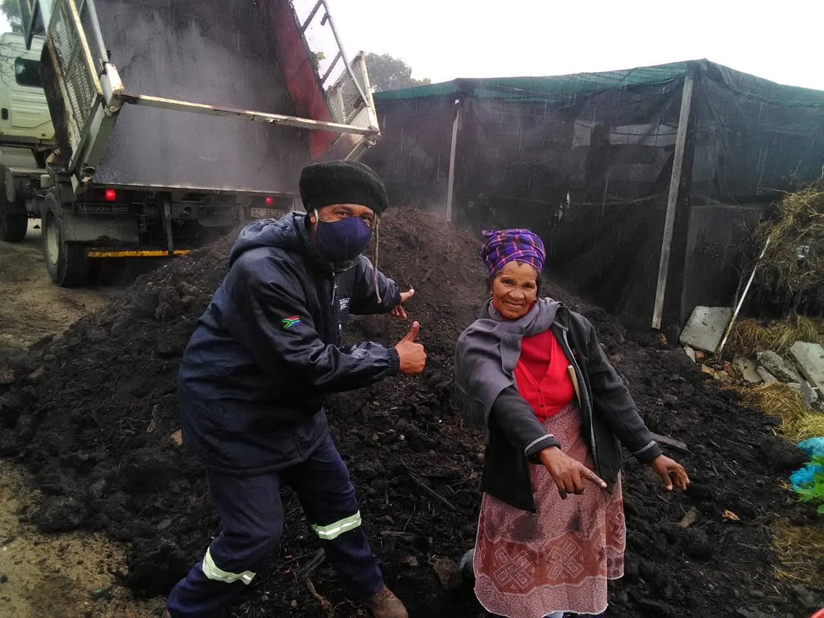 Happy compost delivery to food gardens of Abalimi Bezekhaya in Khayelitsha. Growing Greener Generations and communities during these difficult times. #supportinglocal <a href="/AbalimiHOH/">Abalimi HOH</a> #foodgardens #growyourown