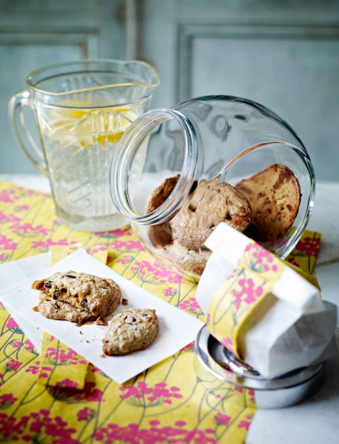 SainsburysMag's tweet photo. From polenta to ground almonds - there are lots of ways to bake without using #flour. Check out our favourite recipes here - lots of inspo for the long #Easter weekend >> https://t.co/fQDElebzuX #glutenfreebaking 🍪🍰🧁 https://t.co/7YSsLGhtSZ