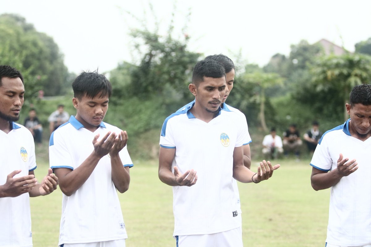 RMaidullah's tweet photo. Semoga cepat membaik bumiku, kami rindu lapangan hijau 🤲
.
#psimjogja
#laskarmataram
#aydk https://t.co/EjCKFfVcA2