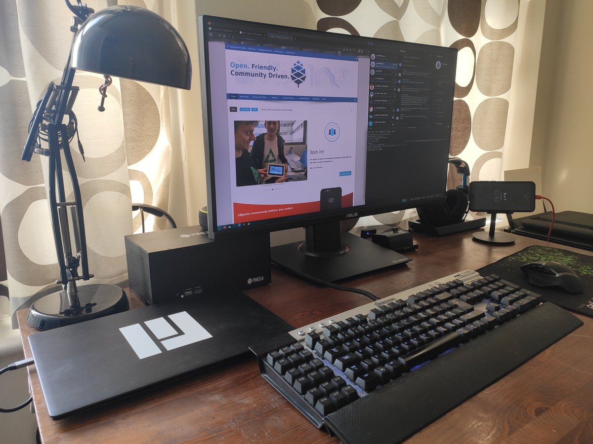 LukaszErecinsk1's tweet photo. USB-C docked #pinebookpro @pine64: power-in, HDMI out (1440p), Ethernet, USB mouse + keyboard and even an auto-detected USB wireless headset. All this running @ManjaroLinux with #Linux kernel 5.6 and Panfrost FOSS GPU driver. https://t.co/CnQAHeCTIK