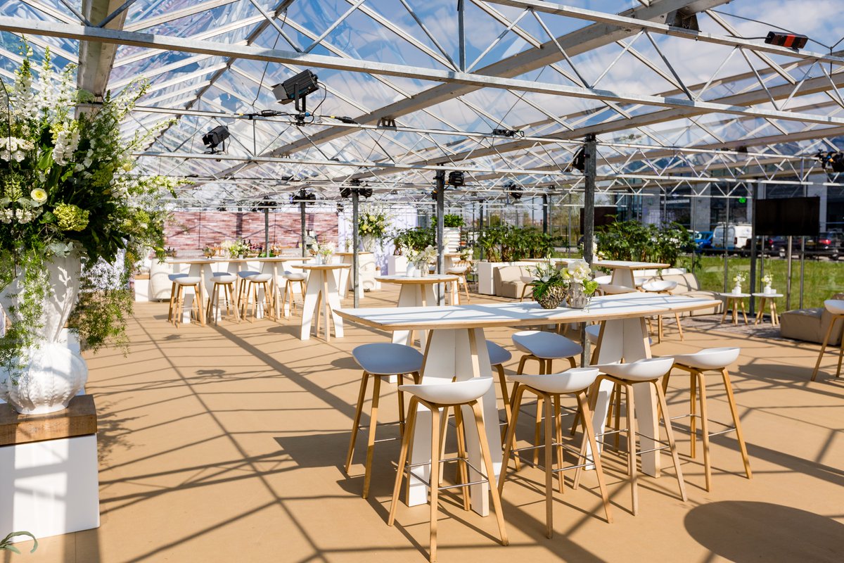 vdmaarelsfeer's tweet photo. Op deze zonnige dag zetten wij ons stylingconcept Pure Nordic in het zonnetje ☀️De eerlijke, pure en warme componenten creëren een uitgesproken en goede sfeer op ieder event!#purenordic #stylingconcept #eventstyling #eventdecoration #eventphotography #interiordesign https://t.co/6wXhvDY3E1