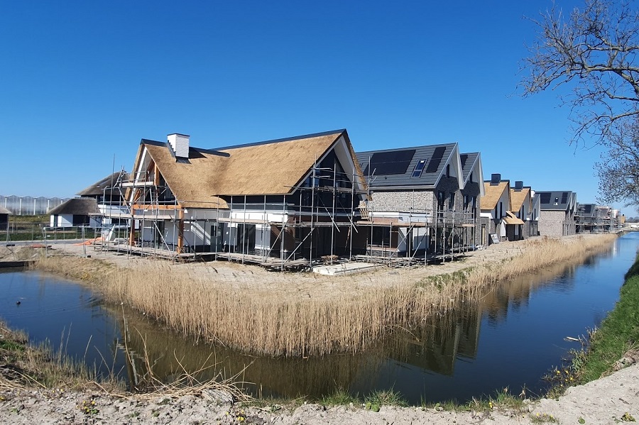 De bouw gaat door, ook in #Waddinxveen, de #nieuwbouw van de #Warande vordert, meer foto's op onze site: bit.ly/2wpYZvy

#woningbouwproject #landelijk #modern