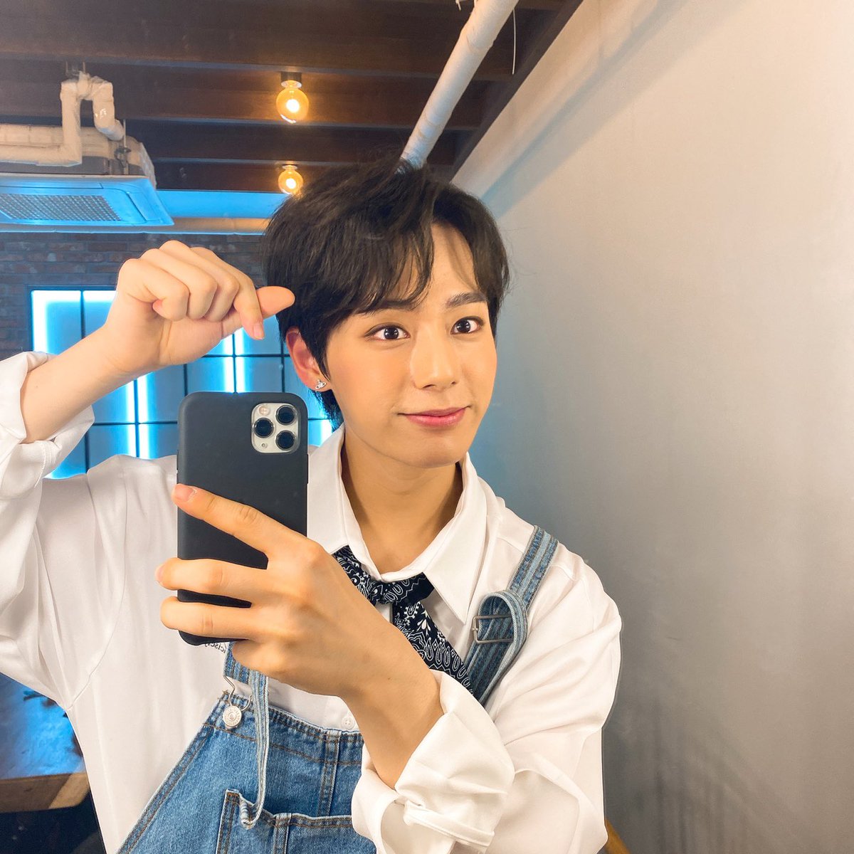 official_ONEUS's tweet photo. [#WOONG_MIRROR]

난생 처음 입어본 멜빵바지 입고서✌ 
꺌꺌대며 농부 놀이했던 순간🤳

#HWANWOONG #환웅 #웅미러 https://t.co/tJZDllxAHI