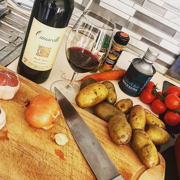 vinsdecorse's tweet photo. Le bon côté d'être à la maison, c'est qu'on (re)découvre le plaisir de se cuisiner des bons petits plats 👨🍳 (et d'ouvrir de jolies bouteilles 🍷)
#stateincasa #restezchezvous #cuisinez #degustez #profitez
#Repost @somm_life_is_good https://t.co/hyHv3cQ4B2