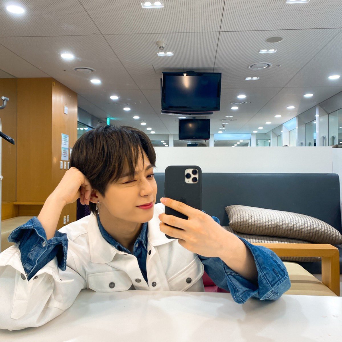 official_ONEUS's tweet photo. [#WOONG_MIRROR]

반년만에 컴백날~!💙 무대가 끝나고서 
즐거운 기분을 남기려던 순간🤳

#HWANWOONG #환웅 #웅미러 https://t.co/TjEjEbeN26