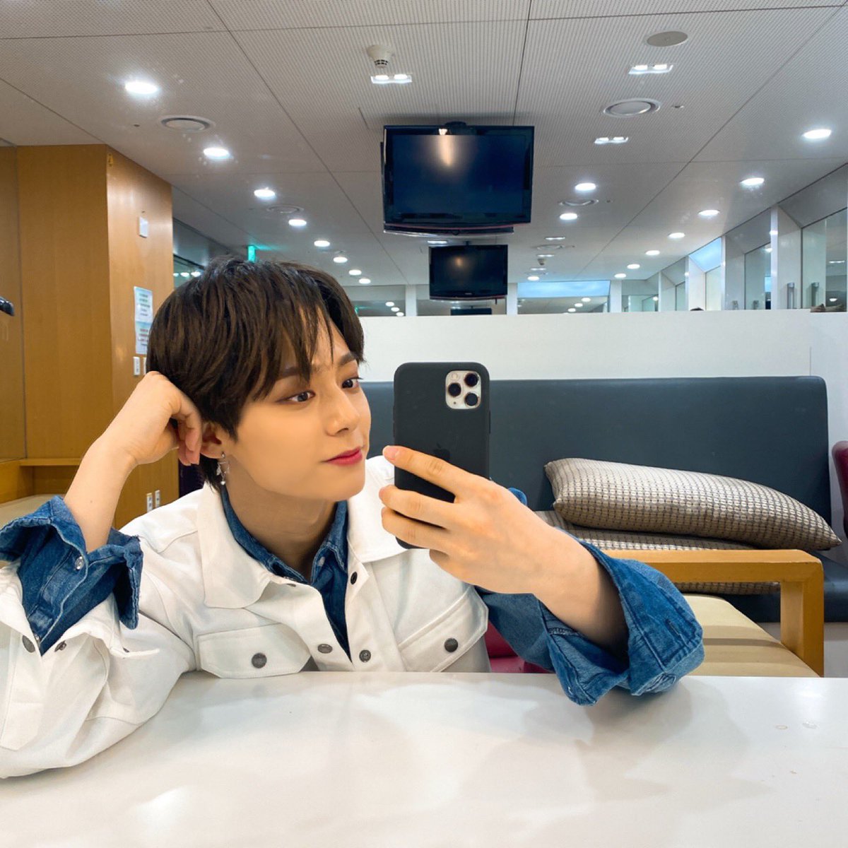 official_ONEUS's tweet photo. [#WOONG_MIRROR]

반년만에 컴백날~!💙 무대가 끝나고서 
즐거운 기분을 남기려던 순간🤳

#HWANWOONG #환웅 #웅미러 https://t.co/TjEjEbeN26