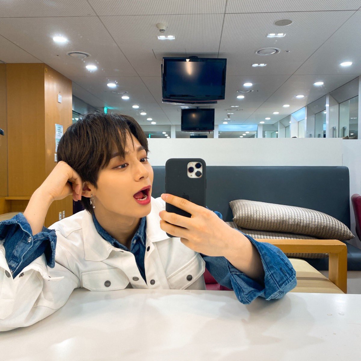 official_ONEUS's tweet photo. [#WOONG_MIRROR]

반년만에 컴백날~!💙 무대가 끝나고서 
즐거운 기분을 남기려던 순간🤳

#HWANWOONG #환웅 #웅미러 https://t.co/TjEjEbeN26