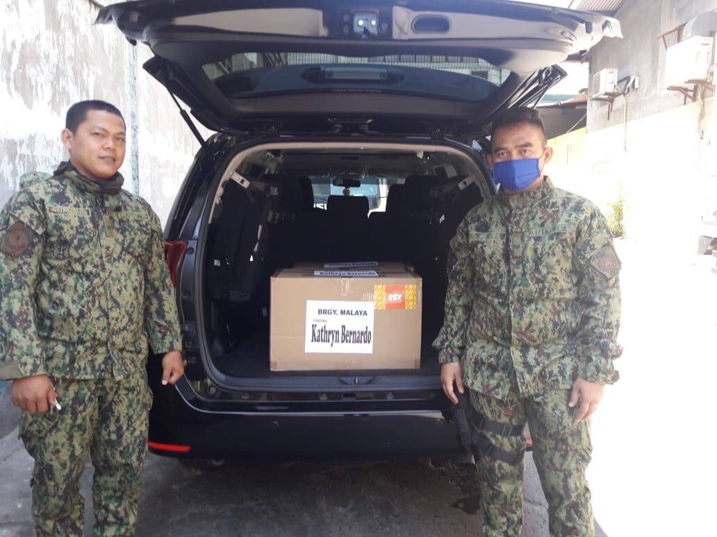 OfficialKBB's tweet photo. Kathryn sent food &amp; medical supplies for the health workers &amp; front liners of San Lazaro Hospital, Phil Heart Center, Chinese General Hospital, Perpetual Help Medical center, QC General Hospital, Rosario Maclang Bautista Hospital and Food for some Quezon City residents. 💛 https://t.co/4YHndzJFFm