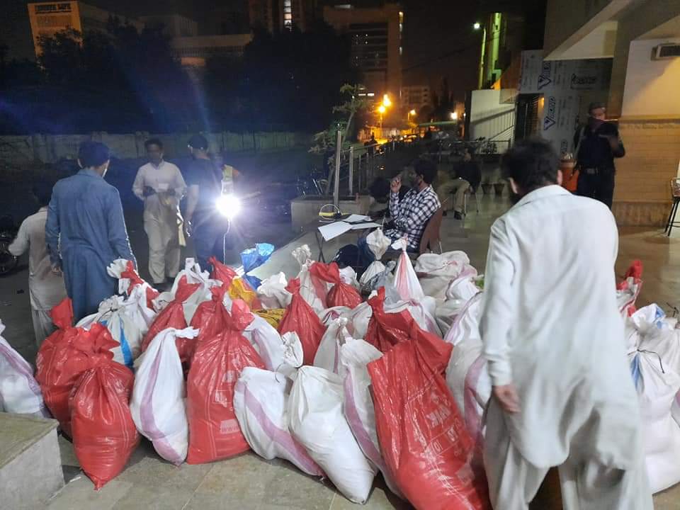 AikAwamPK's tweet photo. In last 3 days more than 800 #Gizri #BukshenVillage #HijratColony #Gharibabad (near PIDC), #HazaraColony and colonies behind #JPMc were registered with their home location on Sindh Relief Initiative App and ration was delivered at their doorsteps Volunteers. 
#PakistanVsCorona https://t.co/gOTRYknoEQ