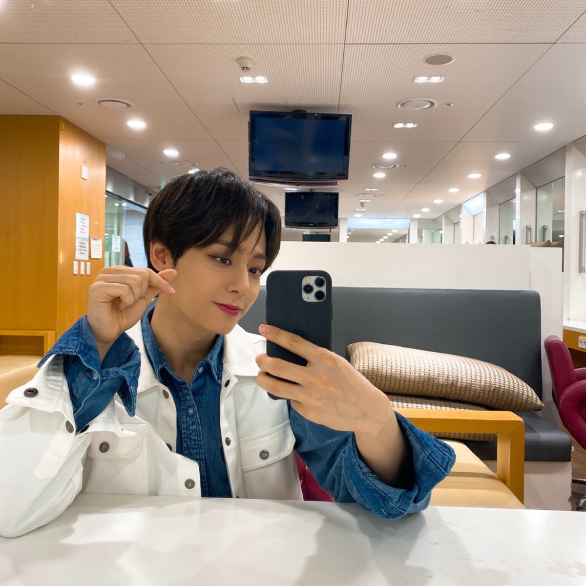 official_ONEUS's tweet photo. [#WOONG_MIRROR]

(아 그리고 서호형 거울은 
아주 솔직하다고..!)

#HWANWOONG #환웅 #웅미러 https://t.co/mNLMui9Lvd