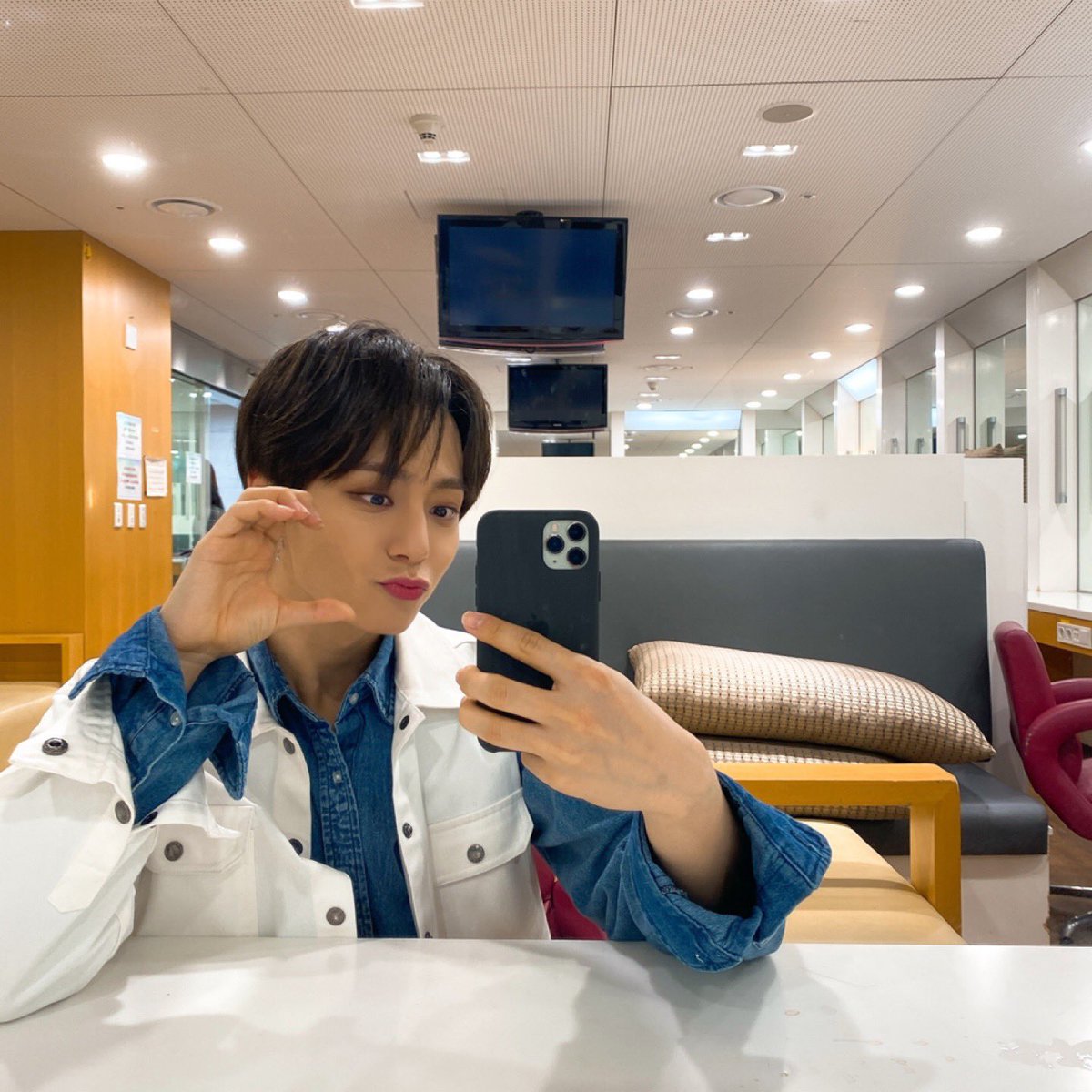 official_ONEUS's tweet photo. [#WOONG_MIRROR]

(아 그리고 서호형 거울은 
아주 솔직하다고..!)

#HWANWOONG #환웅 #웅미러 https://t.co/mNLMui9Lvd