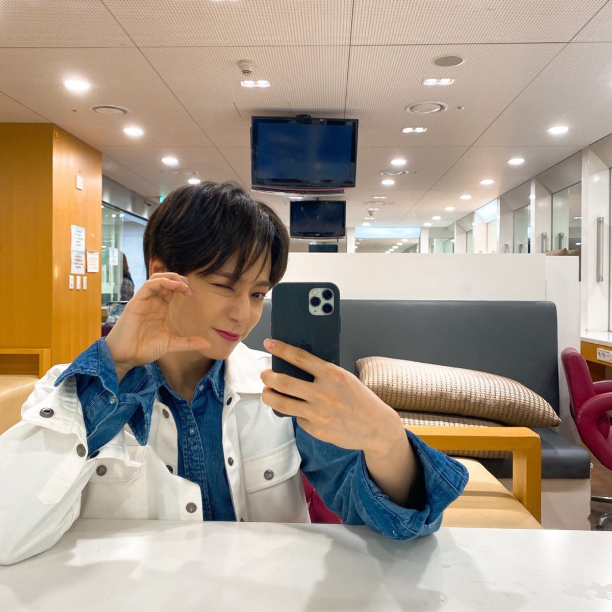 official_ONEUS's tweet photo. [#WOONG_MIRROR]

(아 그리고 서호형 거울은 
아주 솔직하다고..!)

#HWANWOONG #환웅 #웅미러 https://t.co/mNLMui9Lvd