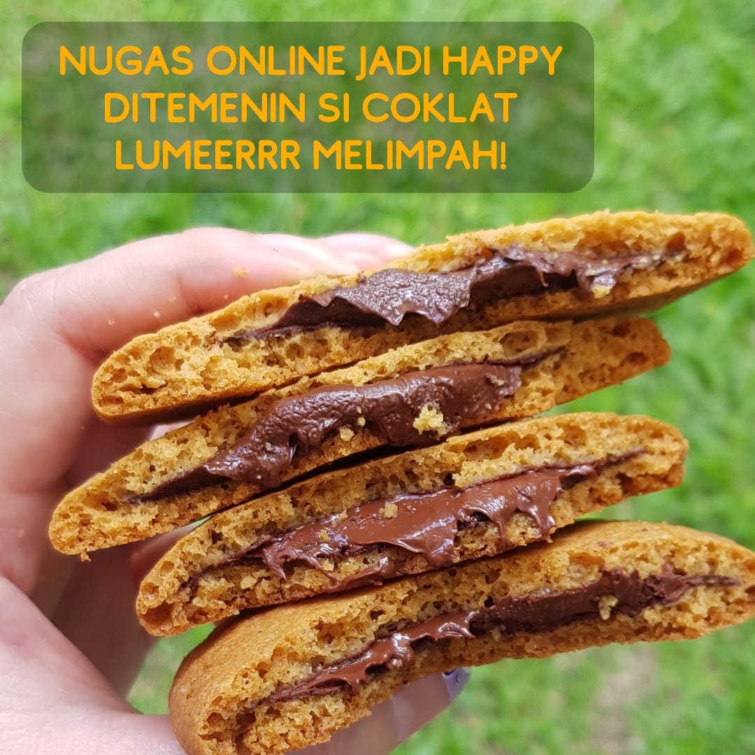 lestariBalii's tweet photo. Guys, ini tuh PIA COOKIES FAVORIT aku yg biasa nemenin aku NUGAS ONLINE! MOOD BOOSTER! Aku suka banget COKLATnya yg LUMER MELIMPAH gitu.. Nah karena aku sering beli, aku jd iseng BUKA PO nih! Men temen ada yg mau ikutan pesen? Cuma 12.500 aja ❤ Yg mau PO langsung kontak aku ya! https://t.co/1pDsluH8I1
