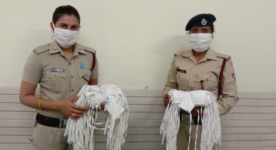 rpfncragc's tweet photo. आगरा मंडल की आरपीएफ/आर पीएसएफ महिला  बल सदस्यों द्वारा कोविड-19 के मद्देनजर अपने साथी कर्मियों के लिए   मास्क बनाकर कोरोना वायरस के खिलाफ  लड़ाई में सहयोग किया गया।@RPF_INDIA @RailwaySeva @GMNCR1 @RVermancr @CPRONCR https://t.co/VWwpYc1adV