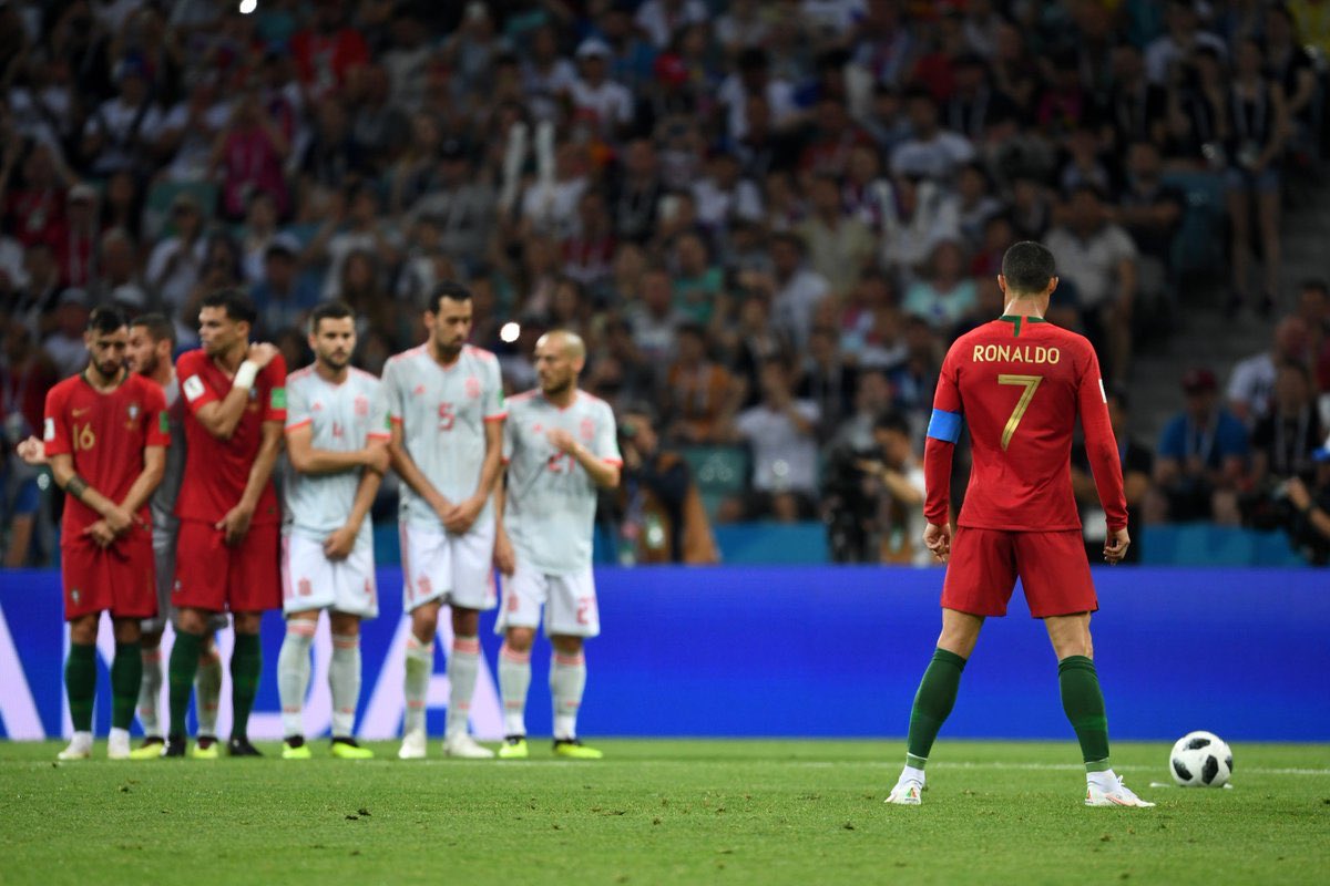 Entrées en lice de la World Cup 2018.

L’Espagne mène 3-2.
CR7 vient d’inscrire un doublé.
Nous jouons la 88’ minute de jeu.
Coup franc aux 22 mètres.

La suite appartient à l’Histoire. 💫