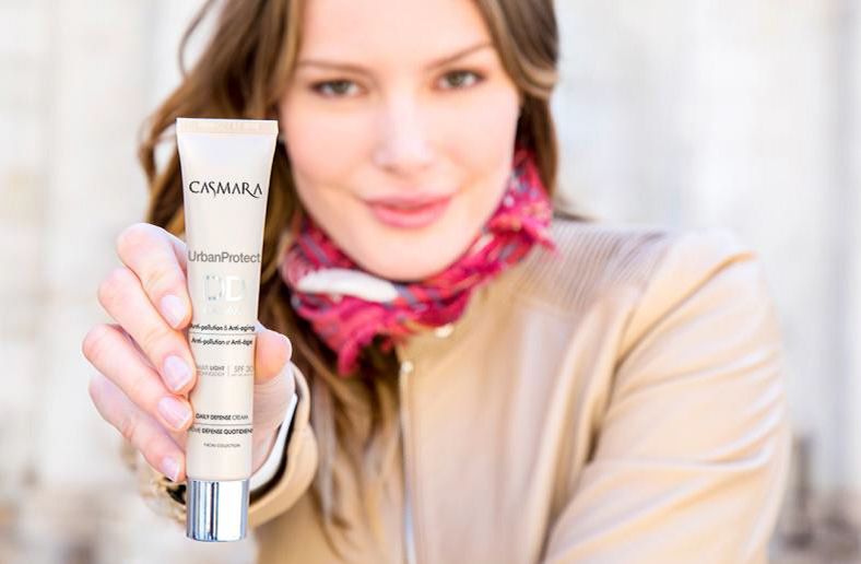 FlashCare's tweet photo. Een toppertje met dit mooie weer!!  DD dagcrème van Casmara. Mét SPF 30 en gelijktijdig maakt deze crème je huid héél mooi, en met een zacht teintje. Geen make up meer nodig. 50 ml  35 euro. Bij Flash-Care https://t.co/Ab5tk0vIEq