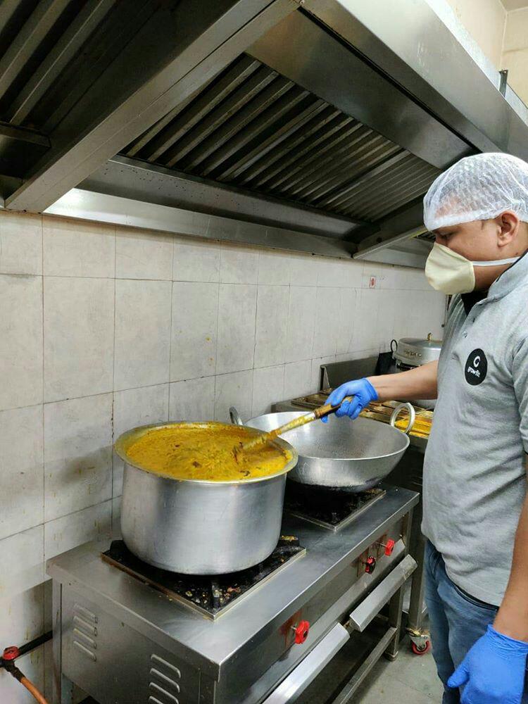 KhichdiProject's tweet photo. First 50 meals went out today! Made by our wonderful chefs! 

#CoronavirusOutbreak #TheKhichdiProject #HelpingOthers #feedingthelessfortunate https://t.co/MwtU052vhp