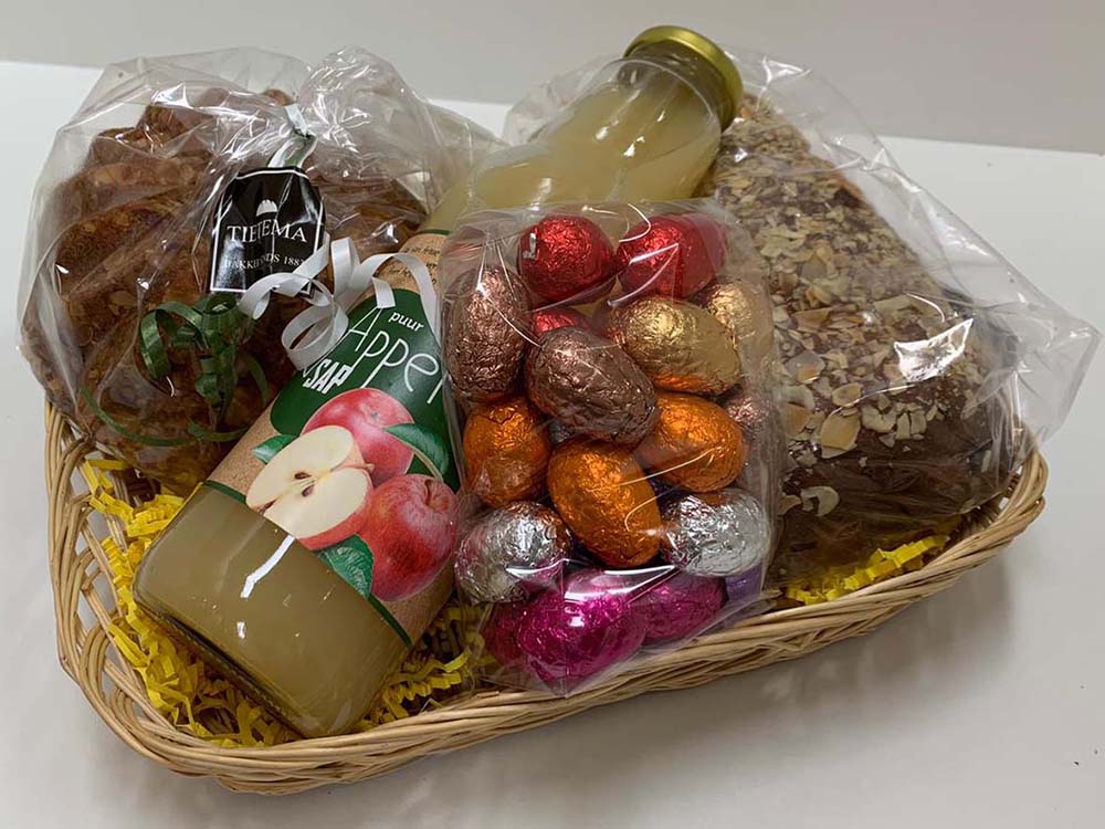 Bijna Pasen! Een feestweekend waarin we samen zijn, de lente kunnen vieren. Velen zouden dat met familie en vrienden doen, er op uit trekken misschien wel. Dat is nu even anders. Daarom brengen wij onze medewerkers op de bouw een aardigheidje, als hart onder de riem in Coronatijd