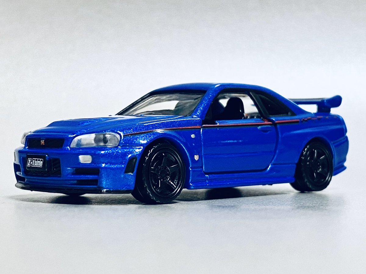 フォンティエ A Twitter Nismo R34 Gt R Z Tune トミカプレミアム大全の付録 ベイサイドブルーにnismoストライプという架空の仕様 オートサロン限定の色違いみたいな仕様ですが フェンダー後部にあった細かなロゴは無し 箱の イラストを用意する予算は無かった