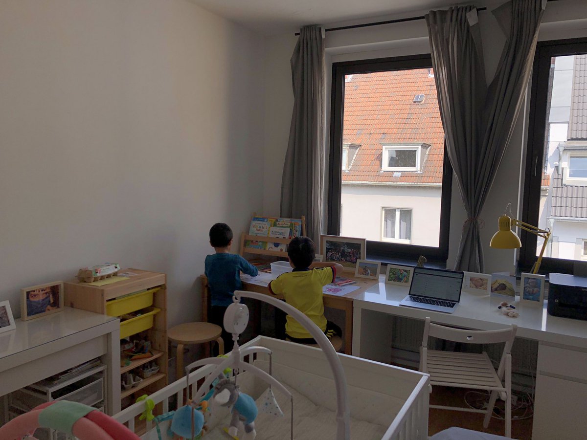 CrisRiosEscobar's tweet photo. Lass es uns versuchen, das #SoSe20 in der Zeit der  #COVID19 mit 3 Kindern zu Hause an der @HHU_de zu studieren 💪🏽😅 Wir #BleibtZuhause #FlattenTheCurve #womenempowerment 

Arbeitsplatz ist fertig! wir schaffen es zusammen 😘 #husbandandwife #ParentingInAPandemic @Duesseldorf https://t.co/12KsNz7ATG